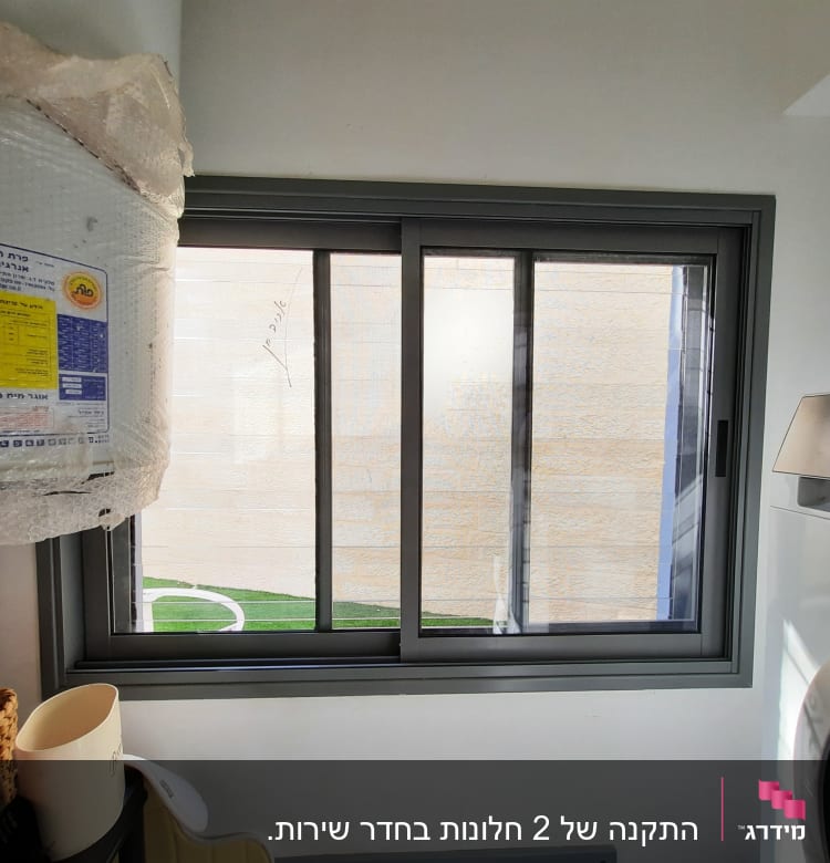 חלון אלומיניום עם מסגרת אפורה